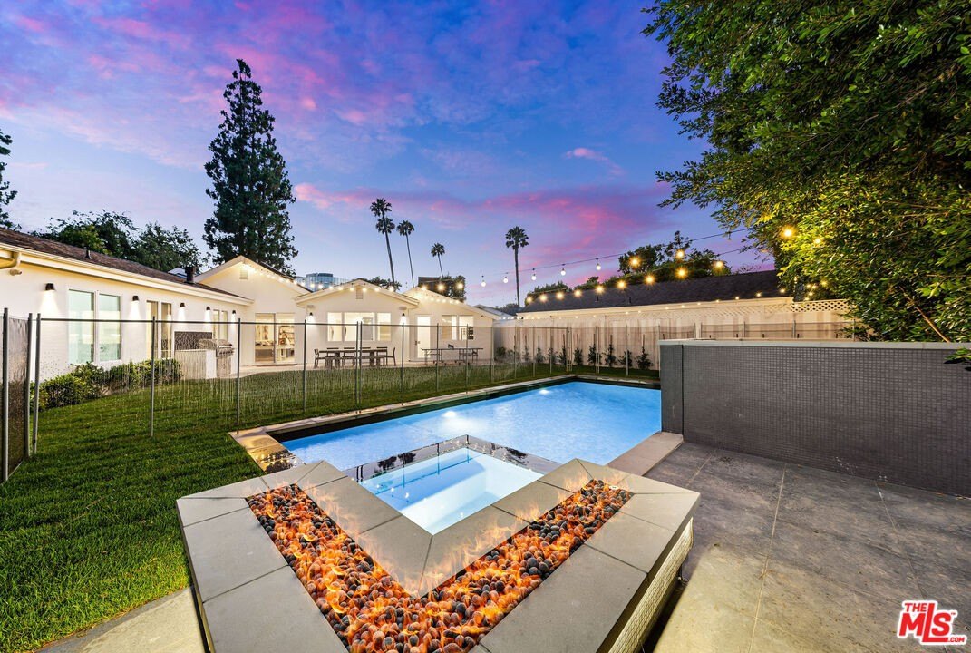  los angeles,  CA 90049