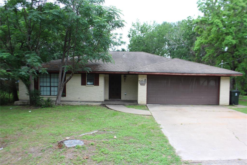 2005 woodville drive, bryan,  TX 77803
